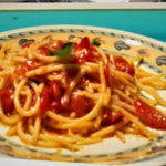 Spaghetti con pomodori e basilico