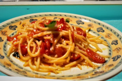 Spaghetti con pomodori e basilico