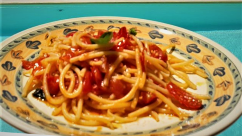 Spaghetti con pomodori e basilico